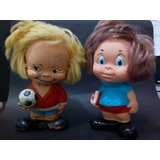 2 Bonecos Vivinil Antigos Futebol E Estudante. 23 Cm Altura.