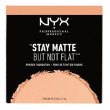 Base De Maquiagem Em Pó Nyx Professional Stay Matte But Not Flat Powder Makeup Base Permaneça Fosca, Mas Não Plana, Tom Bege Suave - 7,5 G