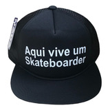 Boné Trucker Aqui Vive Um Skateboarder Pronta Entrega 