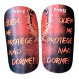 Caneleira De Futebol - Quem Me Protege Nao Dorme