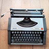 Máquina De Escrever Olivetti Modelo Tropical 